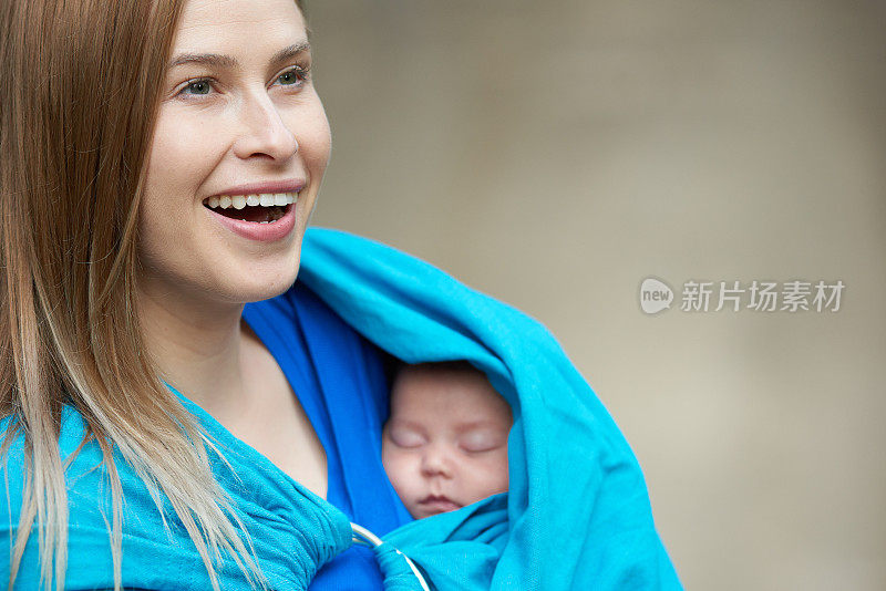 快乐的妈妈和瞌睡的女儿