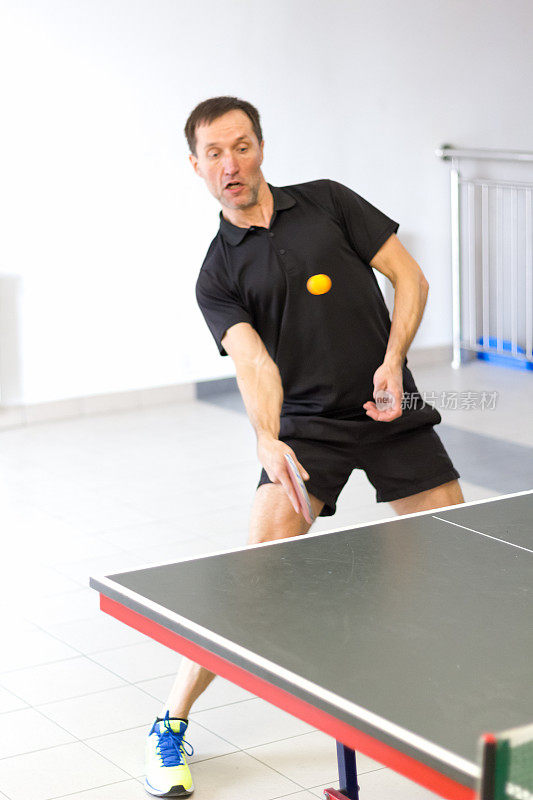男子乒乓球运动员打正手削球