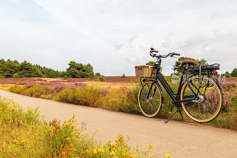 荷兰Veluwe国家公园的黑色电动载货自行车
