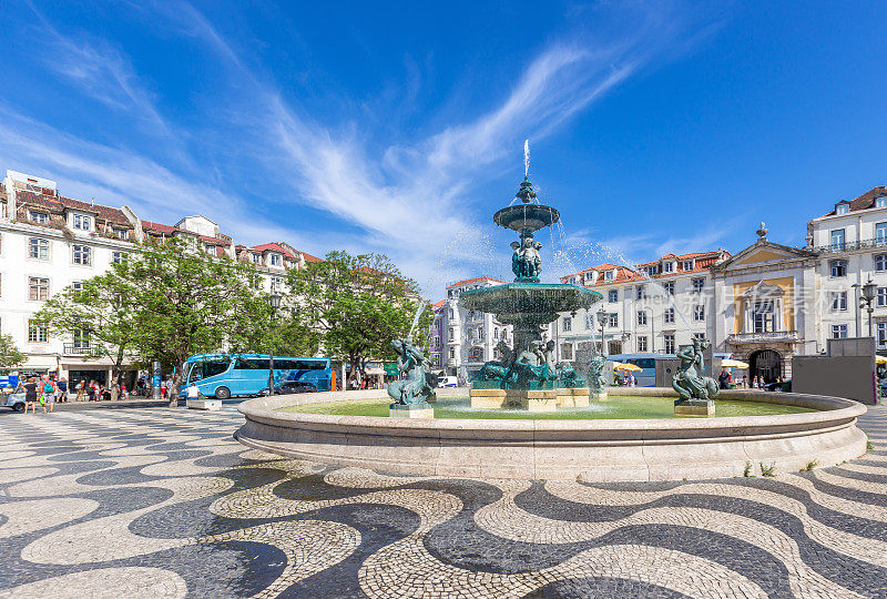 在阳光明媚的日子里，葡萄牙里斯本的拜夏区罗西奥广场老城