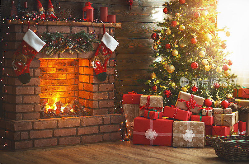 室内的圣诞节。魔法发光的树，壁炉，礼物