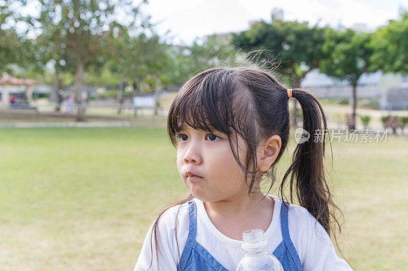 爸爸和小女孩在公园里玩