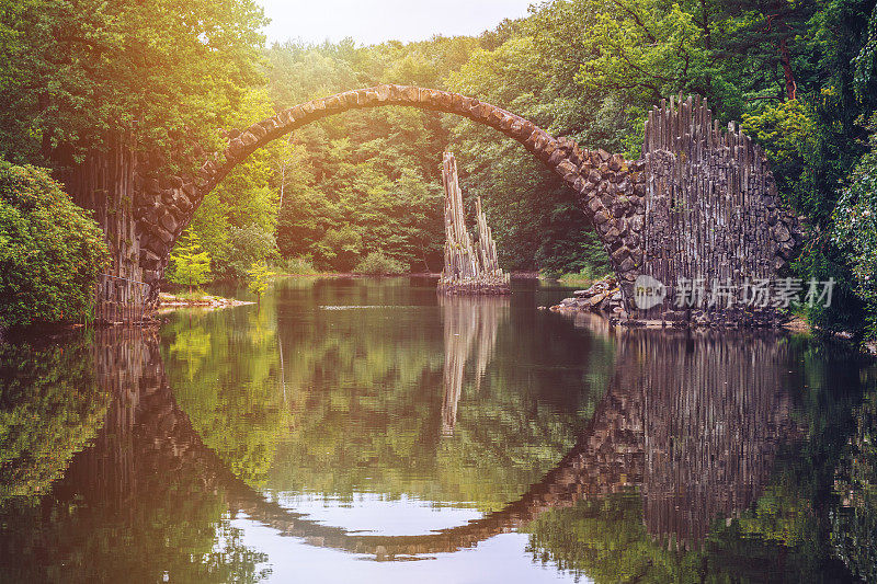 德国Kromlau的Rakotz桥(Rakotzbrucke)也被称为魔鬼桥。桥在水中的倒影形成了一个完整的圆圈。