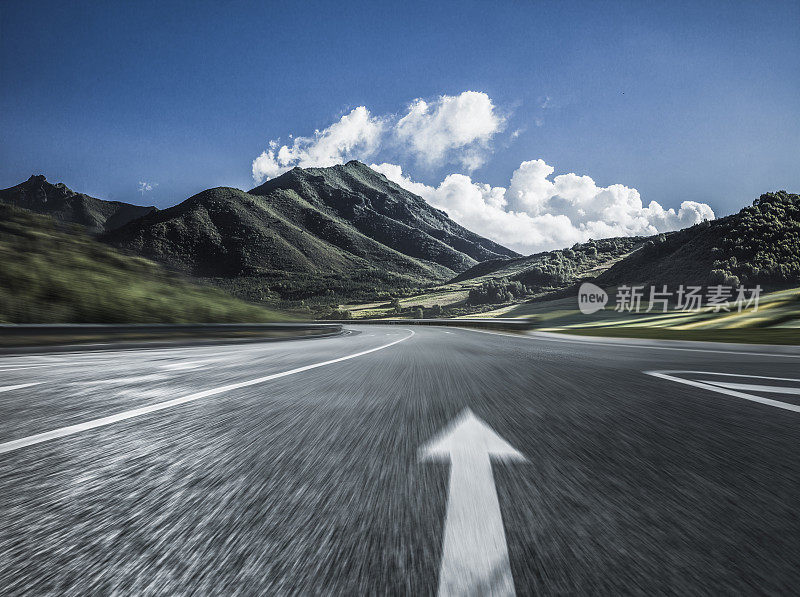 空路穿越山脉，模糊运动