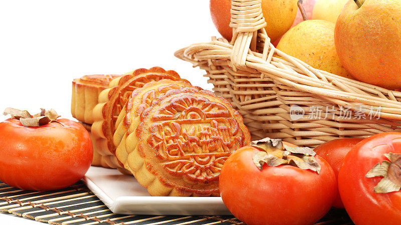 月饼，水果，柿子，苹果，橘子近距离在白色的背景