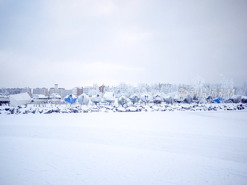 芬兰坦佩雷港，盖着防水油布的船只