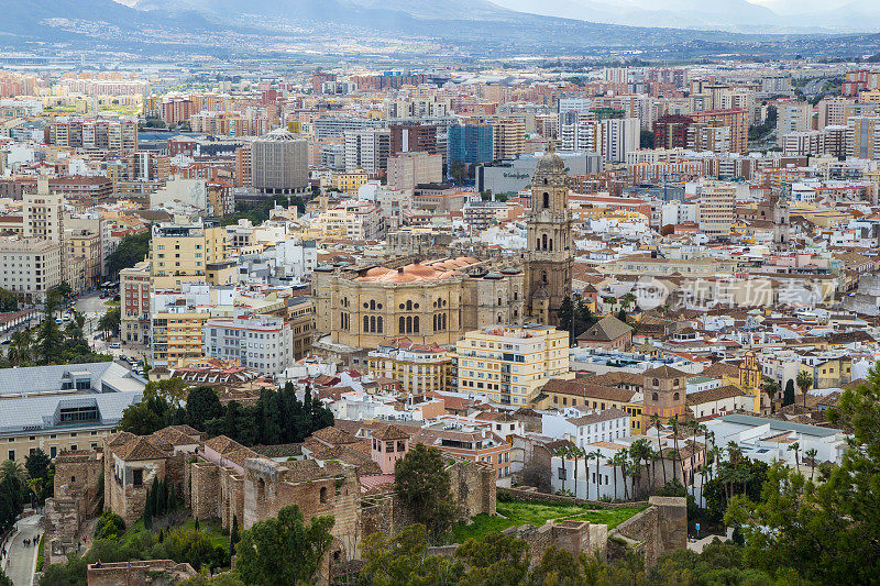 城市景观鸟瞰图马拉加，安达卢西亚，西班牙。马拉加大教堂
