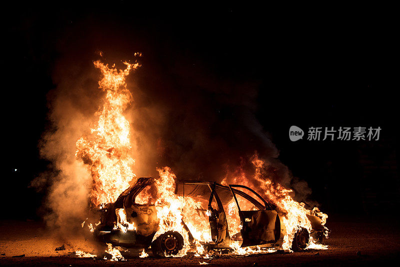 汽车着火了