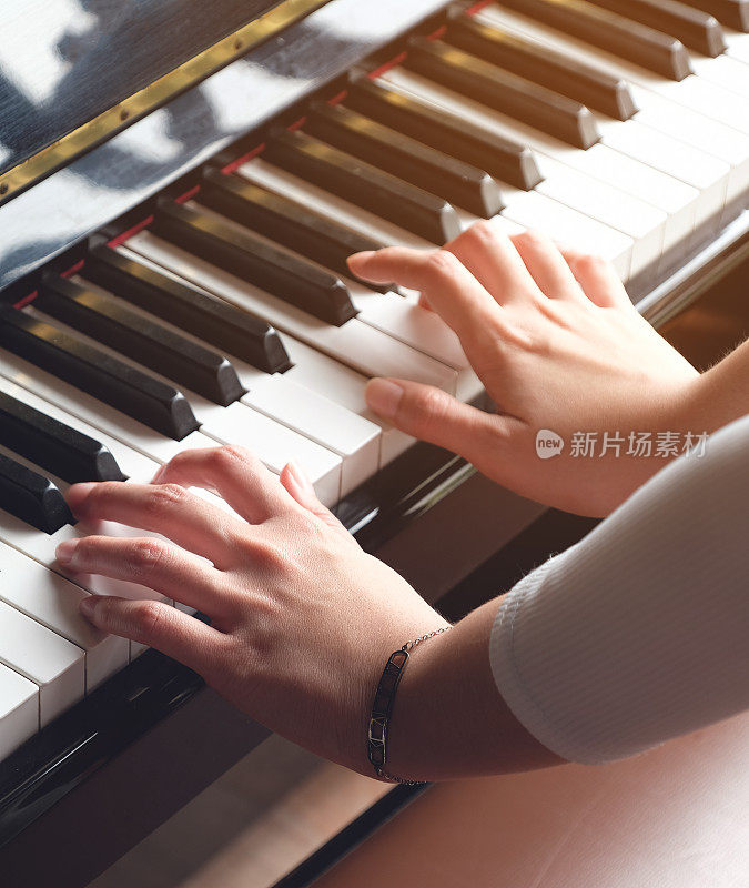 hand女士正在弹钢琴