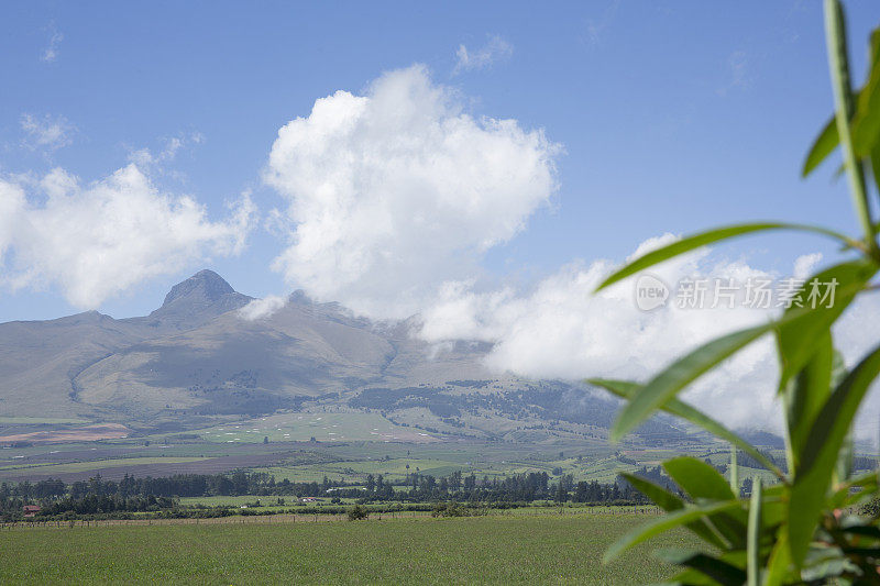 从草地到云中火山的景色