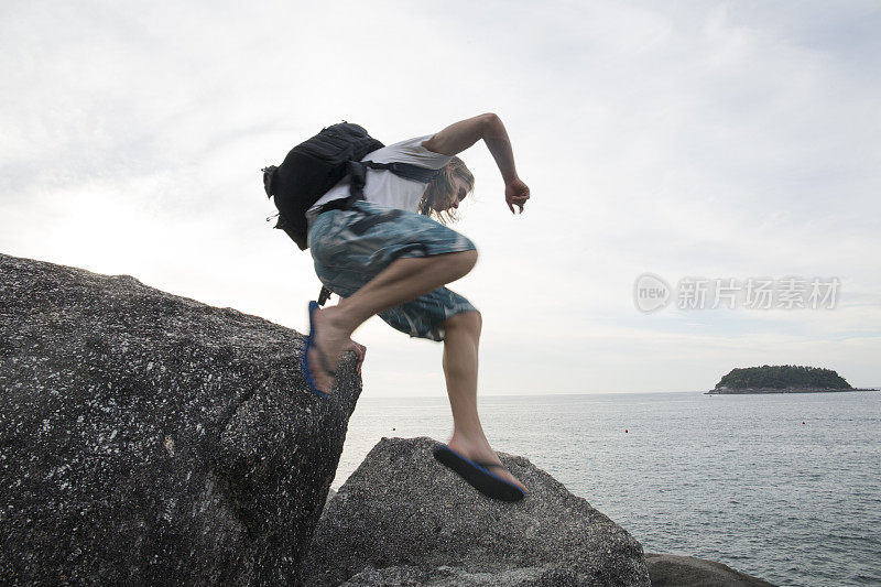 一名男子沿着巨石顶部行走