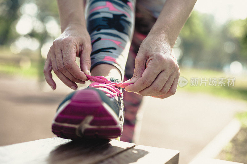 系运动鞋的女人