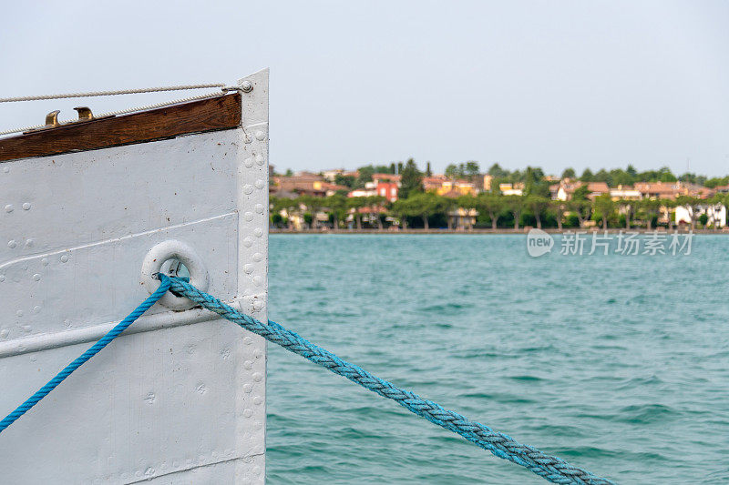渡船在意大利加尔达湖泊泊
