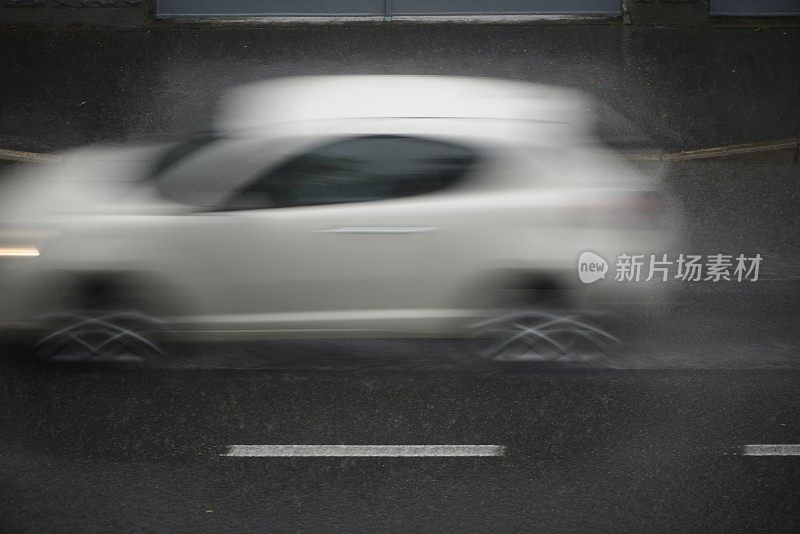 倾盆大雨时汽车在路上行驶