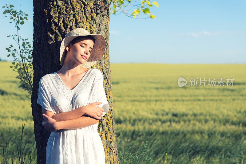 美丽的女人在夏天的自然