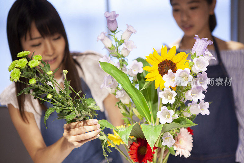 人们住在花瓶里的花。