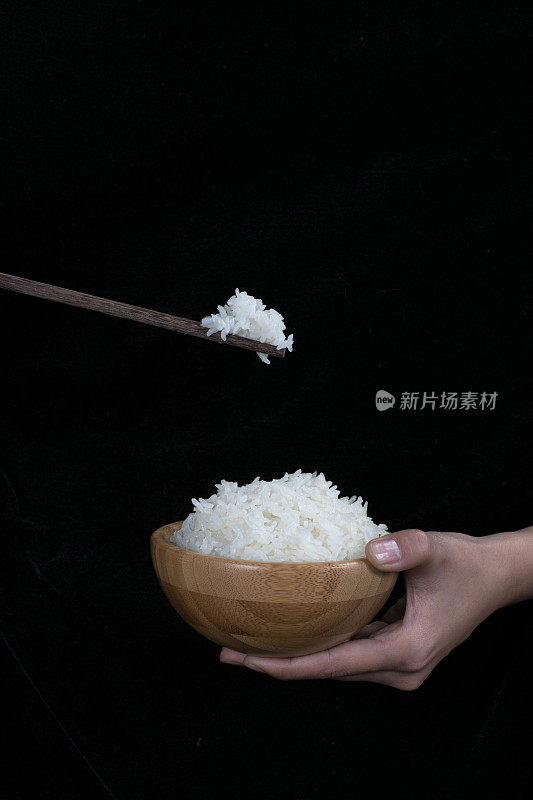 捧着一木碗米饭