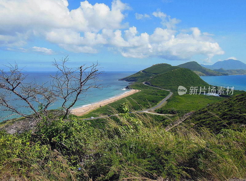 海与海之间