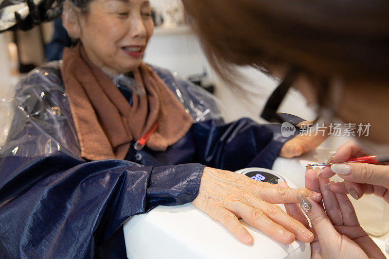 日本接受美容治疗的老年妇女