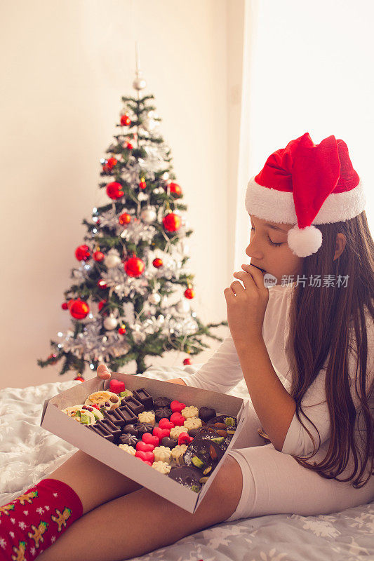 女孩在吃巧克力饼干