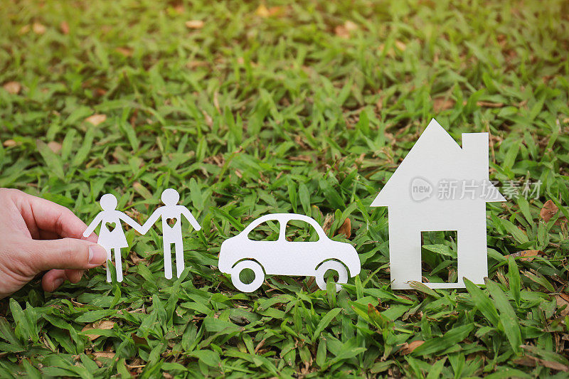 剪纸夫妇的车和房子在绿色稻田的背景。