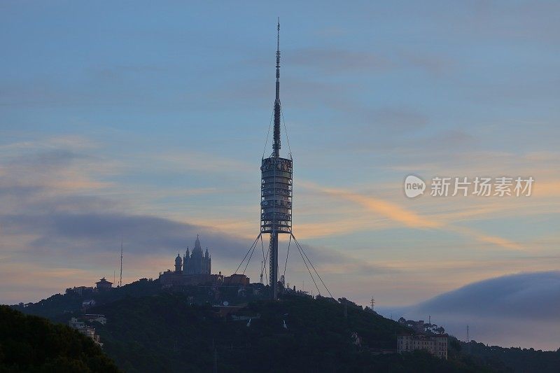 巴塞罗那日出-十月，Tibidabo和colserola天线