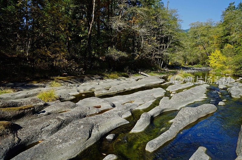 小河流史诗基岩