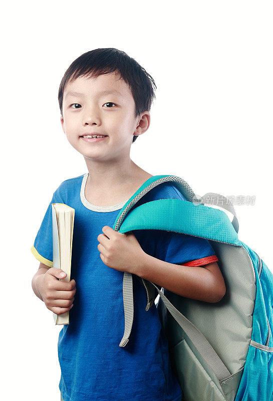 一个背着书包的亚洲小男孩，背景是白色