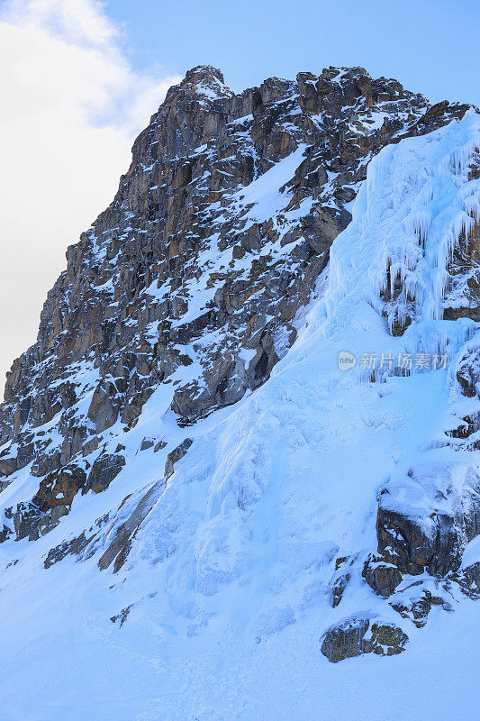 山顶的高山景观。意大利阿尔卑斯山滑雪场。航道Tonale。意大利、欧洲。