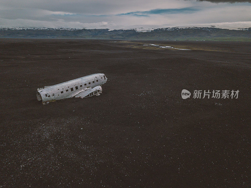 飞机在冰岛海滩坠毁的无人机鸟瞰图，DC3海军飞机