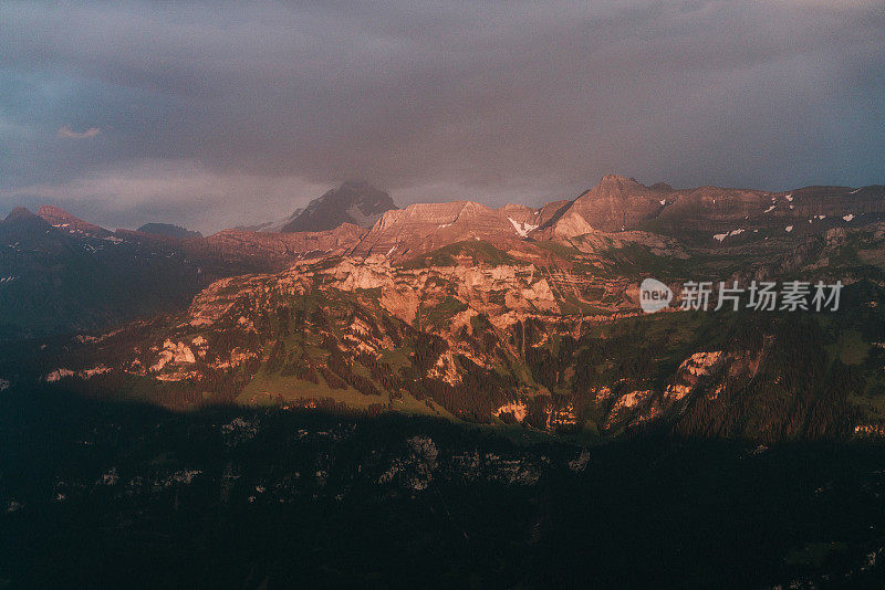 风景优美的山脉山脊在瑞士阿尔卑斯山