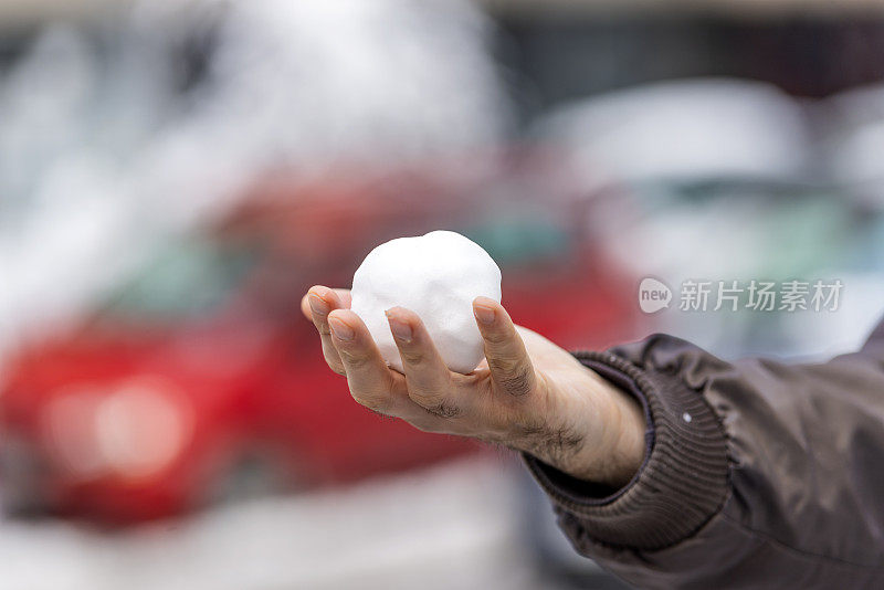 拿着雪球的人