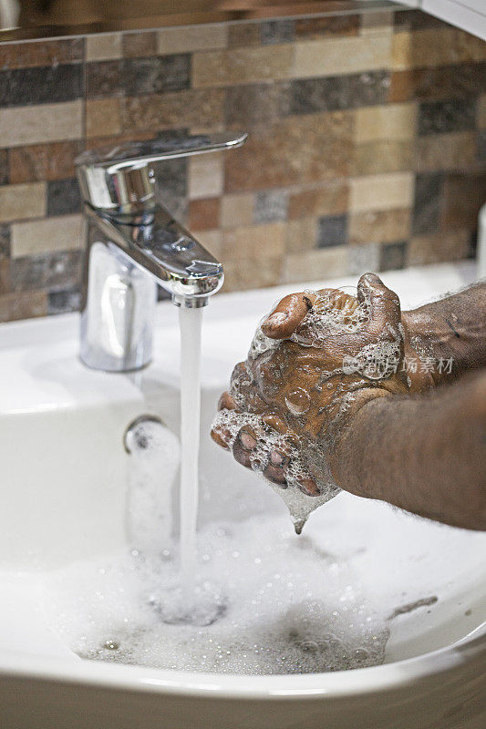 男人洗手不干净