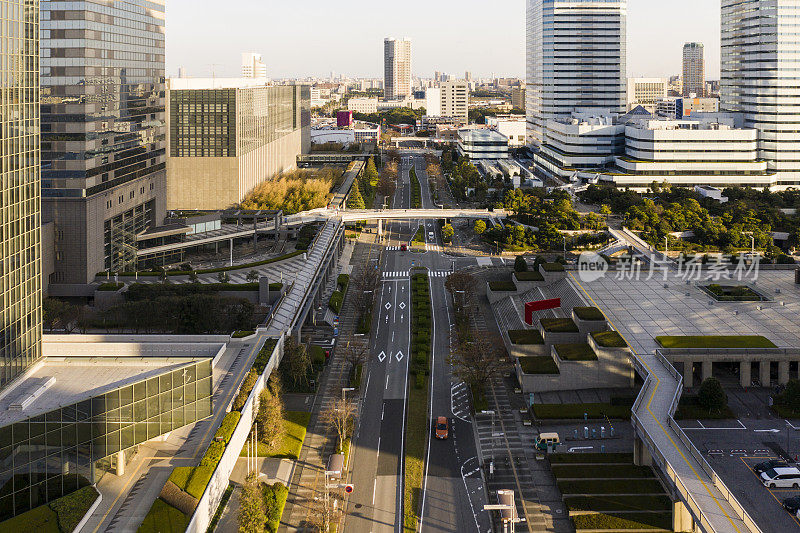 航拍建筑物的街道和道路在晚上。