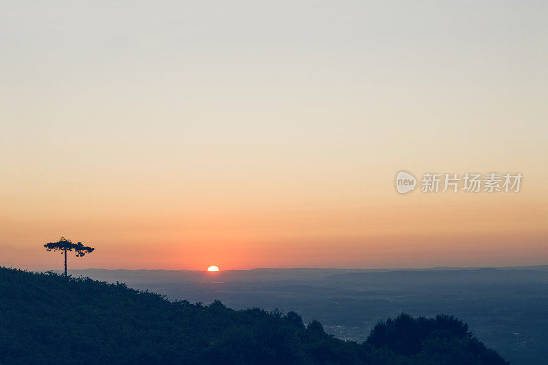 山中七彩日出全景