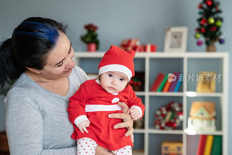 母亲和婴儿女儿在家庆祝圣诞节的肖像