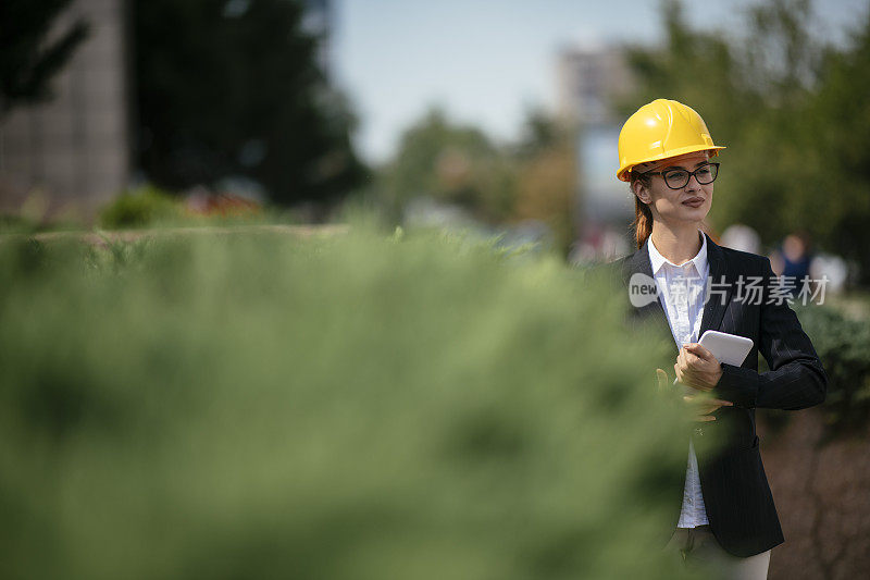 户外年轻女建筑师