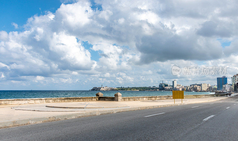 在哈瓦那沿着Malecón观看