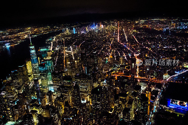 从直升飞机上俯瞰曼哈顿下城的世界贸易中心一号大楼的夜景