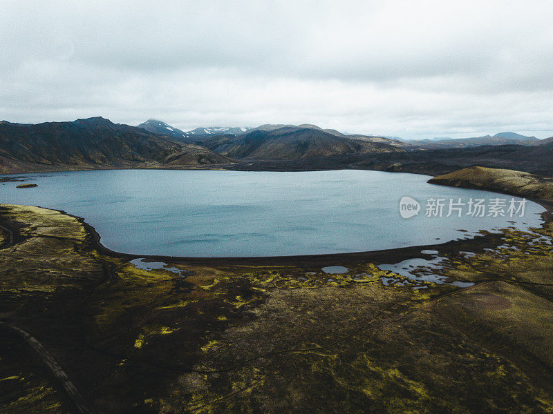 鸟瞰图在冰岛高地火山口美丽的湖