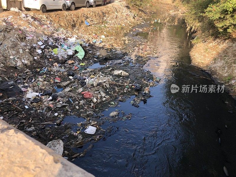 印度德里附近被污染的河流，污染，垃圾，垃圾和废物问题