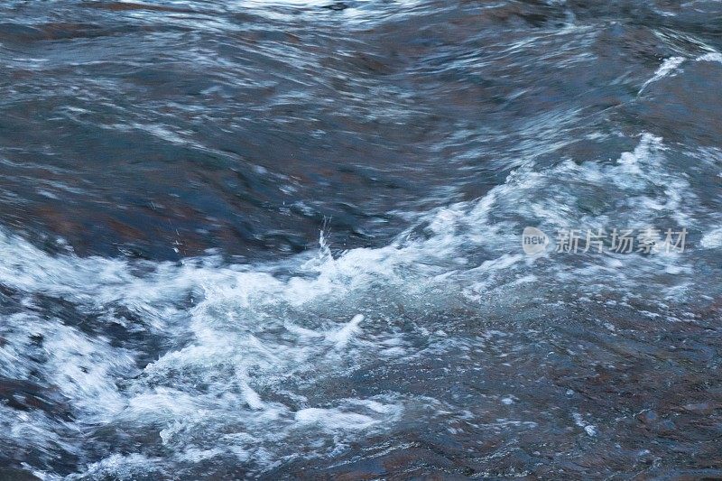 在冬天关闭河流的流水