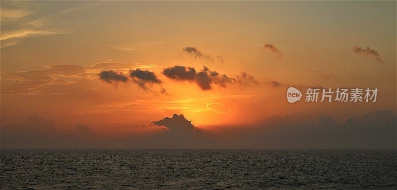 在海上日落