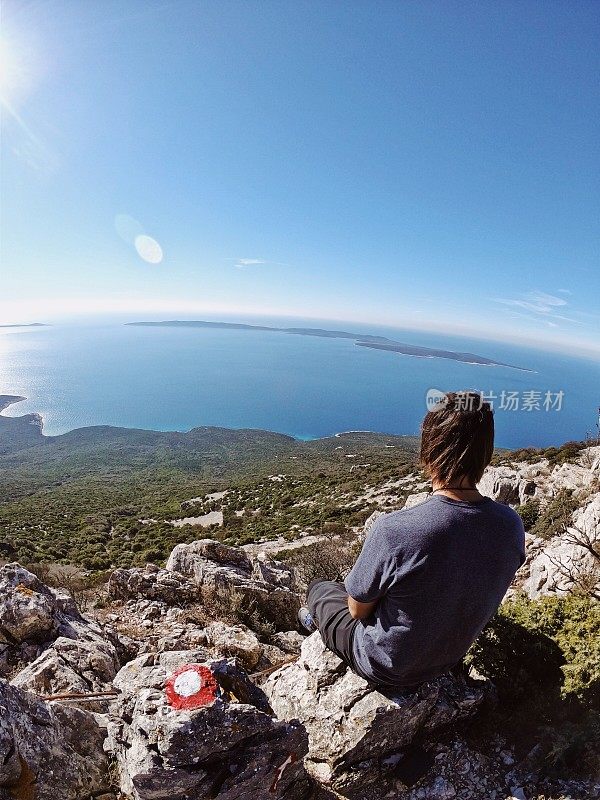 一对骑山地车的夫妇在克罗地亚的特雷维纳山上欣赏风景