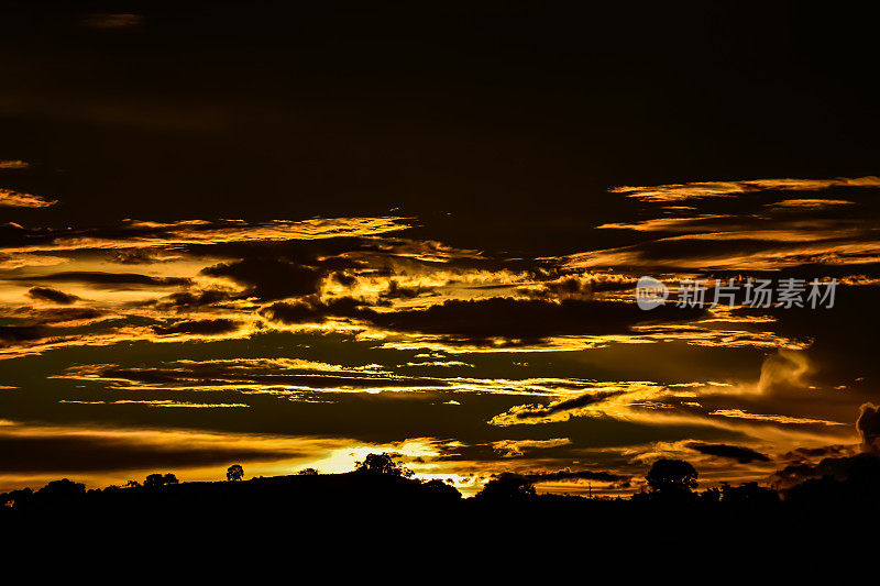 美丽的夏日天空，在金色的夕阳后，在山上