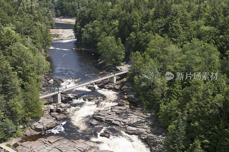 St-Anne-du-Nord河大桥