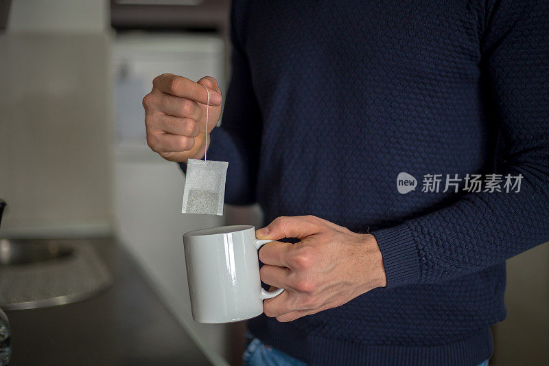 男人用茶泡茶