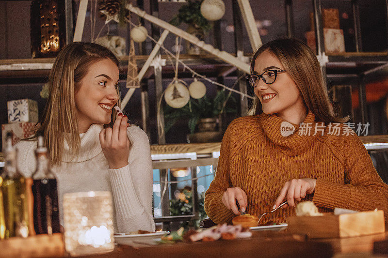 在餐馆吃午饭的女人