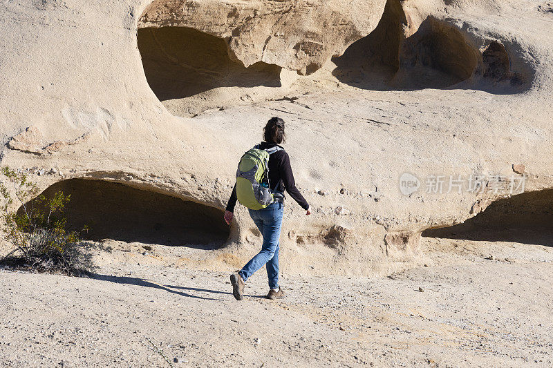 在加州徒步旅行的年轻女子