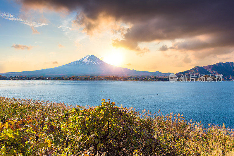 早晨的富士山和川口湖，秋季的富士山在山町。